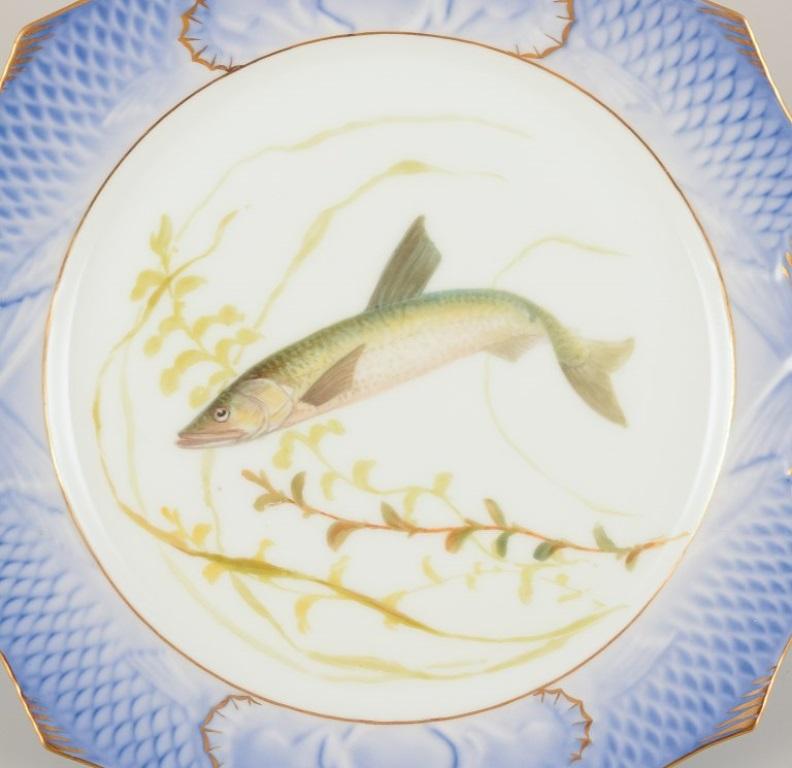 Royal Copenhagen Fauna Danica fish plate. 
Hand-painted fish motif with gold decoration.
Approximately from the 1930s.
Model number: 1212/3002.
Marked.
Perfect condition.
First factory quality.
Dimensions: Diameter 23.0 cm x Height 2.5 cm.
