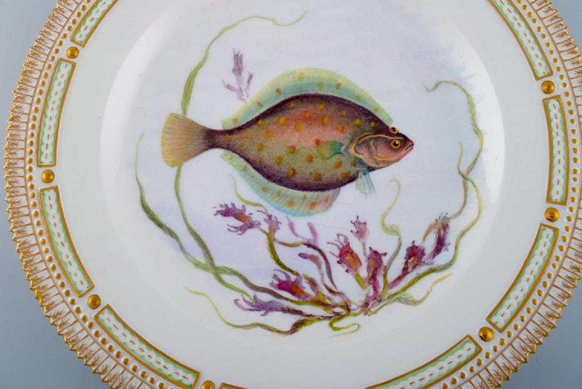Royal Copenhagen Fauna Danica fish plate in hand-painted porcelain with fish and gold decoration. 
Model number 19/3549.
Diameter: 25.5 cm.
In excellent condition.
Stamped.
2nd factory quality.