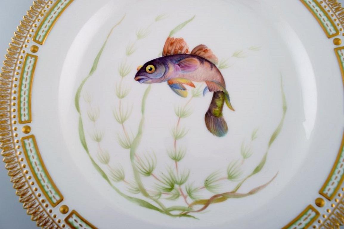 Royal Copenhagen Fauna Danica fish plate in hand-painted porcelain with fish and gold decoration. 
Model number 19/3549. Dated 1965
Diameter: 25.5 cm.
In excellent condition.
Stamped.
1st factory quality.