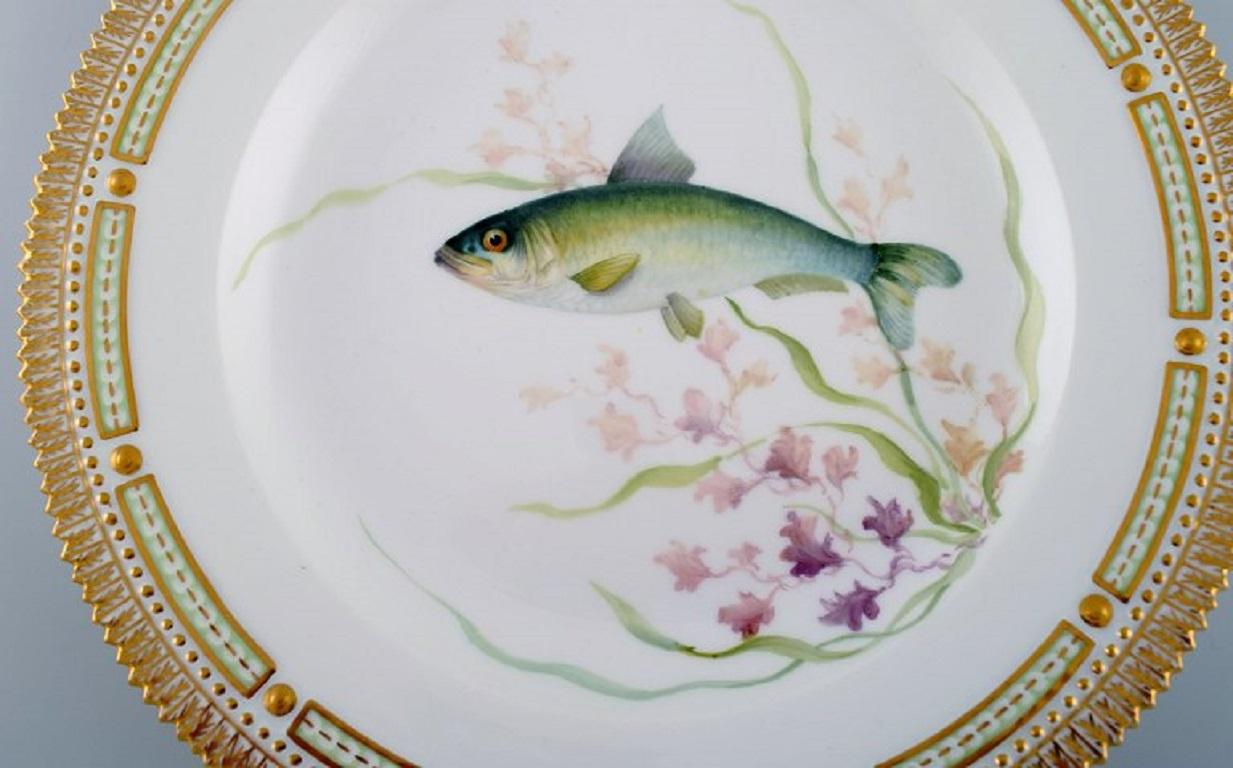 Royal Copenhagen Fauna Danica fish plate in hand-painted porcelain with fish and gold decoration. 
Model number 19/3549. 
Dated 1963.
Diameter: 25.5 cm.
In excellent condition.
Stamped.
1st factory quality.