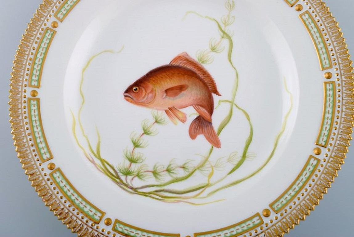 Royal Copenhagen Fauna Danica fish plate in hand-painted porcelain with fish and gold decoration. 
Model number 19/3549. 
Dated 1964.
Diameter: 25.5 cm.
In excellent condition.
Stamped.
1st factory quality.