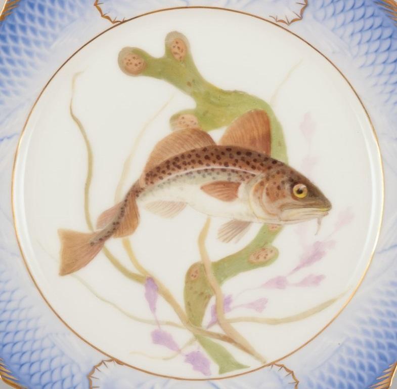 Assiette à poisson Fauna Danica de Royal Copenhagen. Motif de poisson peint à la main avec décorations dorées.
Datant approximativement des années 1930.
Numéro de modèle : 1212/3002.
Marqué.
Parfait état.
Première qualité d'usine.
Dimensions :