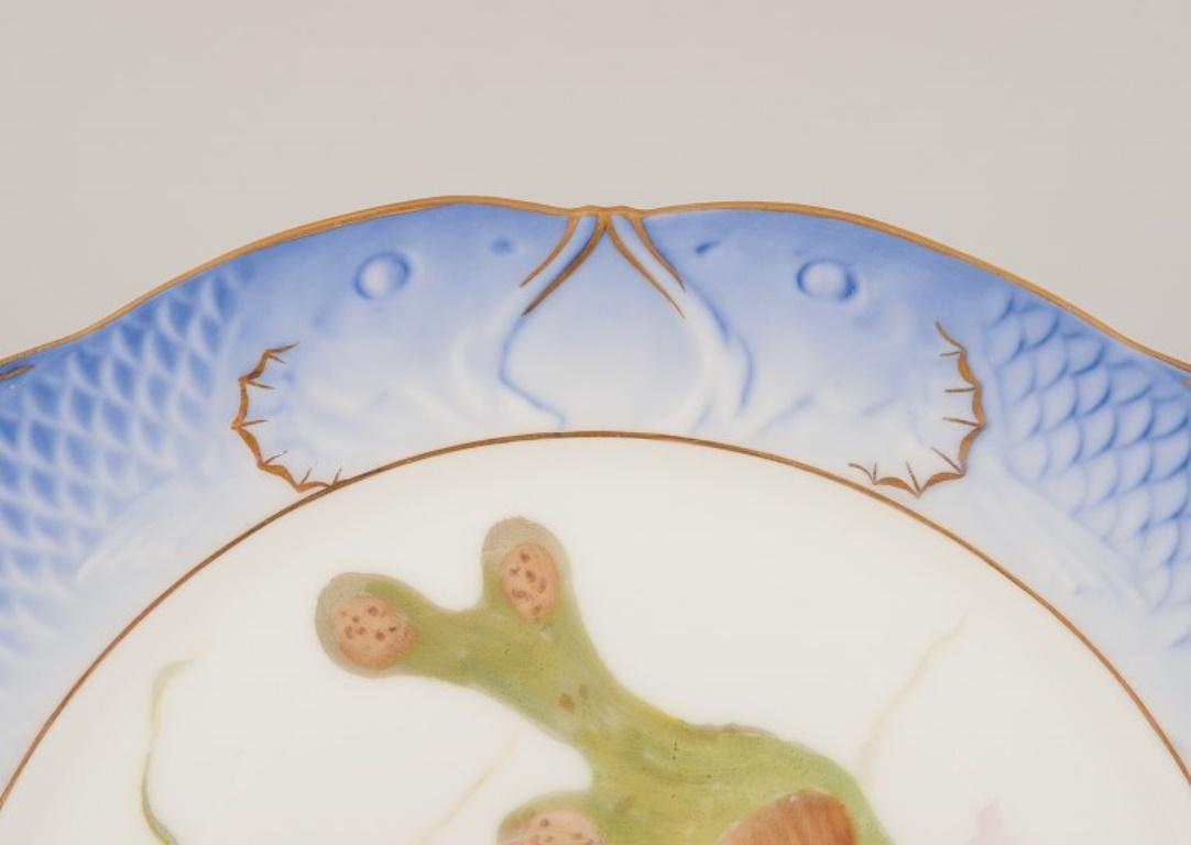 Peint à la main Assiette à poisson Fauna Danica en porcelaine de Royal Copenhagen. en vente
