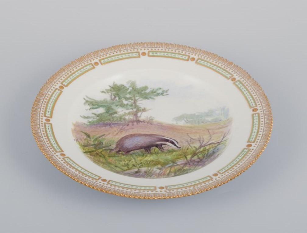 Royal Copenhagen Fauna Danica. Plato de porcelana.
Pintado a mano con el motivo de un tejón.
Model No: 239/3549.
Fechas: 1965.
Primera calidad de fábrica.
Perfecto estado.
Marcado.
Dimensiones: P 25,5 cm x A 3,2 cm.