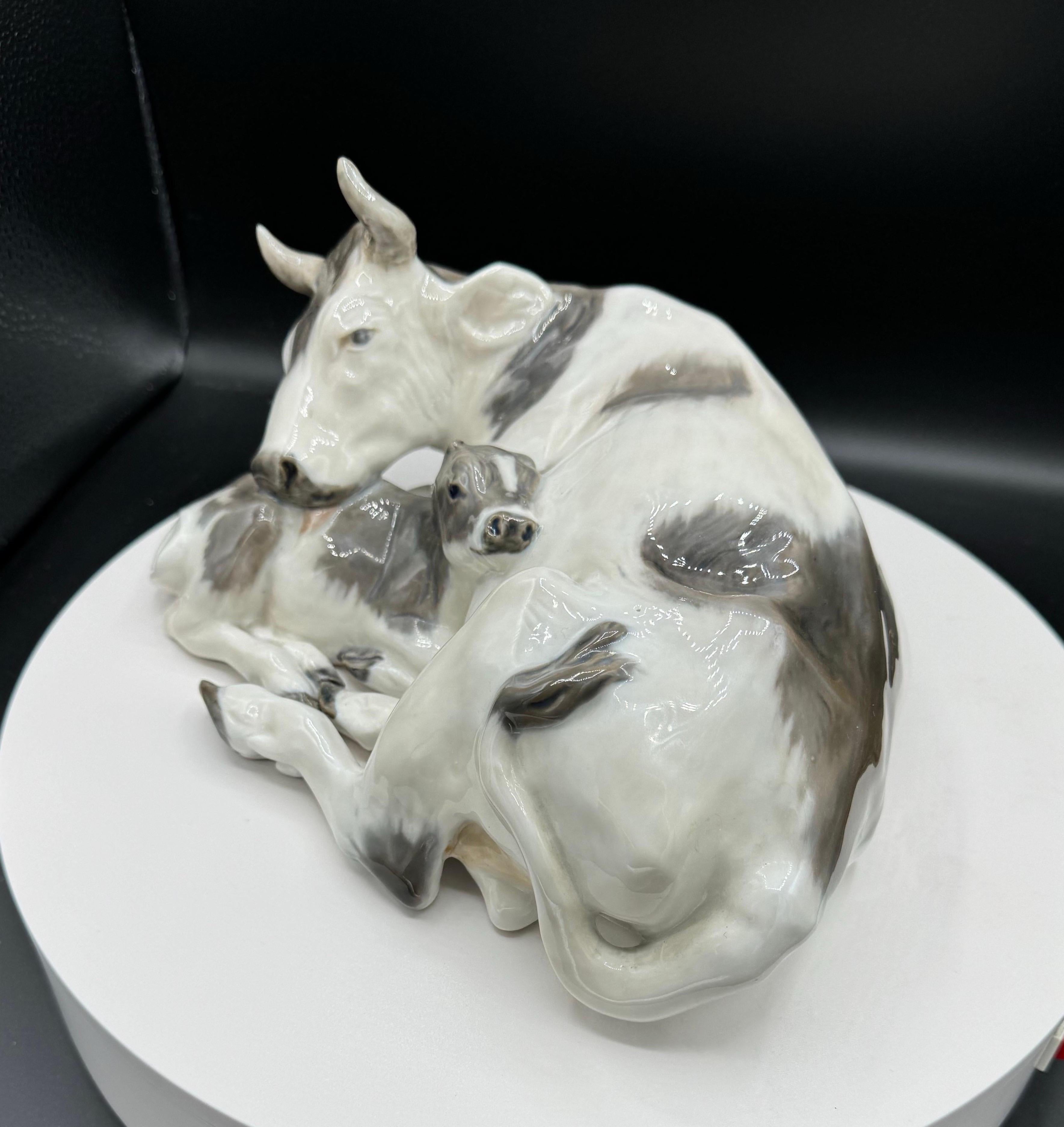 Figurine Royal Copenhagen, Vache avec veau en vente 5