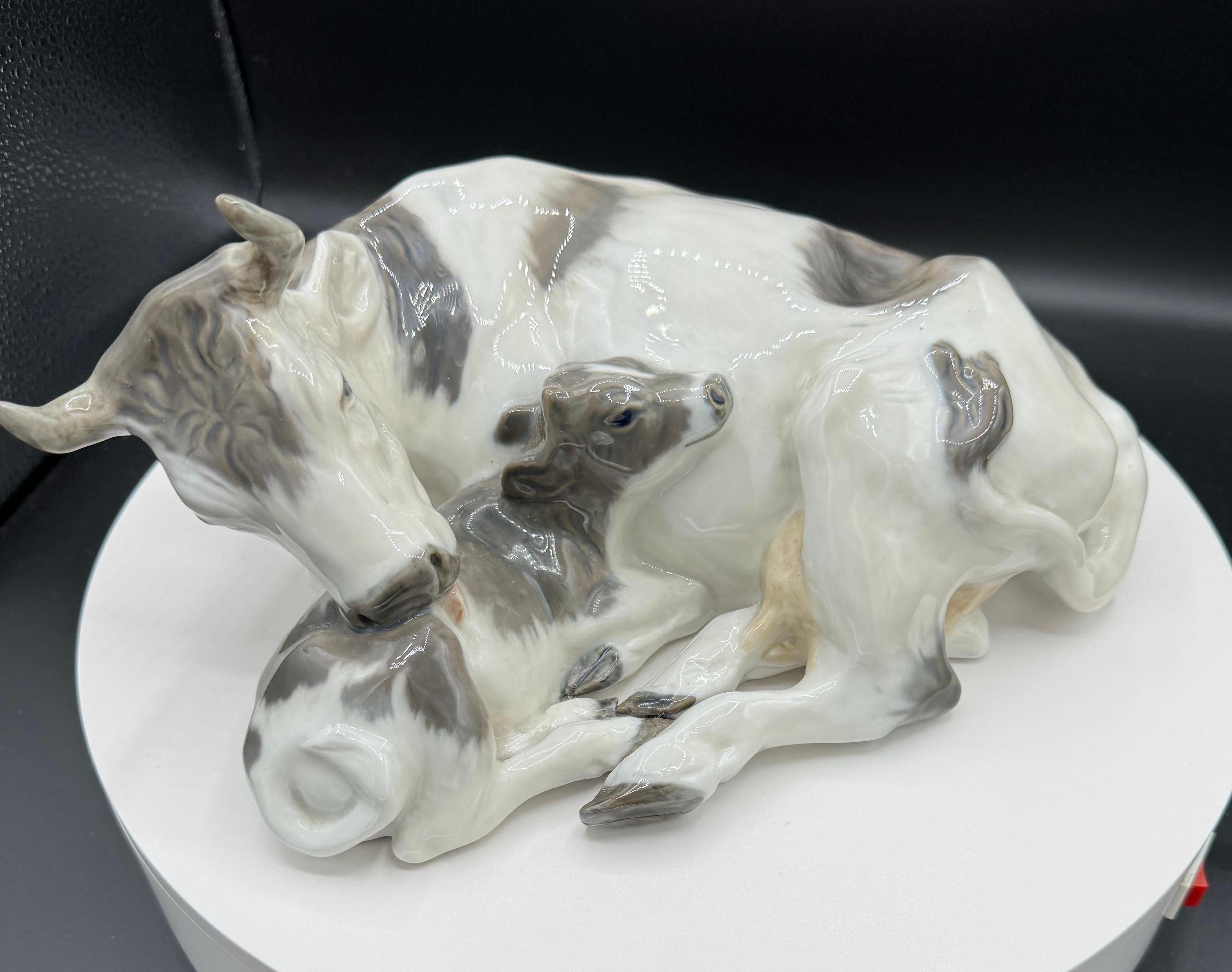 Figura di Royal Copenhagen, Mucca con vitello in vendita 9
