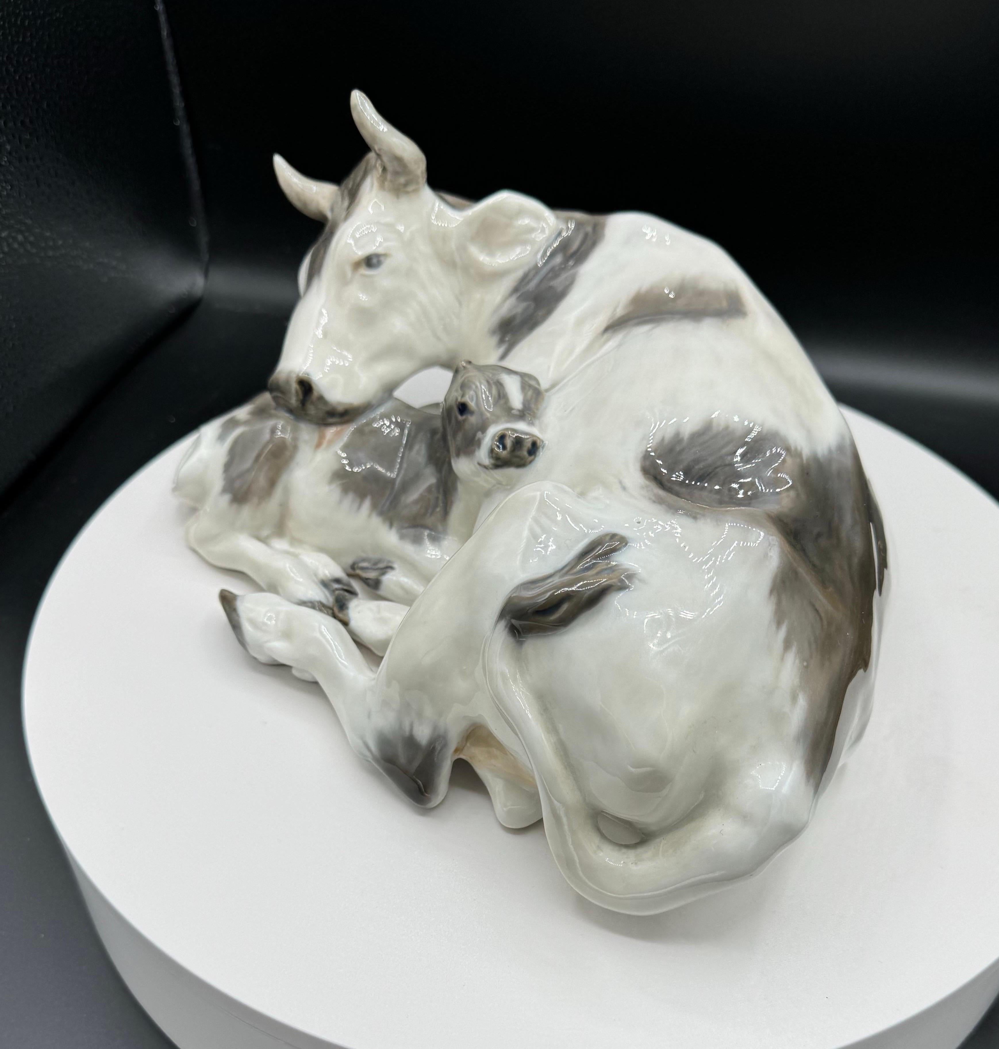Figura di Royal Copenhagen, Mucca con vitello In condizioni ottime in vendita a New York, NY