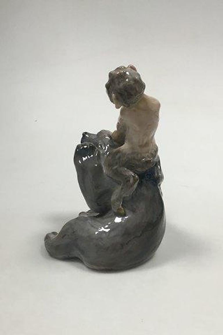 Figura di fauno di Royal Copenhagen che tira un orso all'orecchio n. 1804. 

Disegnato da Knud Kyhn. Dal 1945. 

Misura 19 cm. 

Prima qualità.