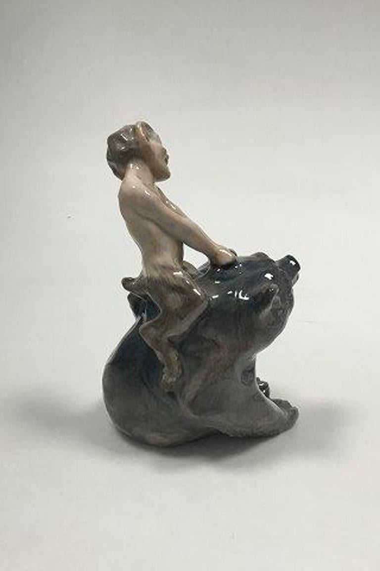 XX secolo Figura di fauno di Royal Copenhagen che tira un orso all'orecchio n. 1804, di Knud Kyhn in vendita
