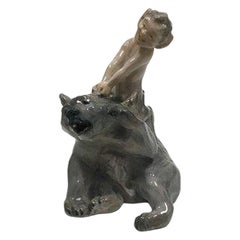 Figura di fauno di Royal Copenhagen che tira un orso all'orecchio n. 1804, di Knud Kyhn