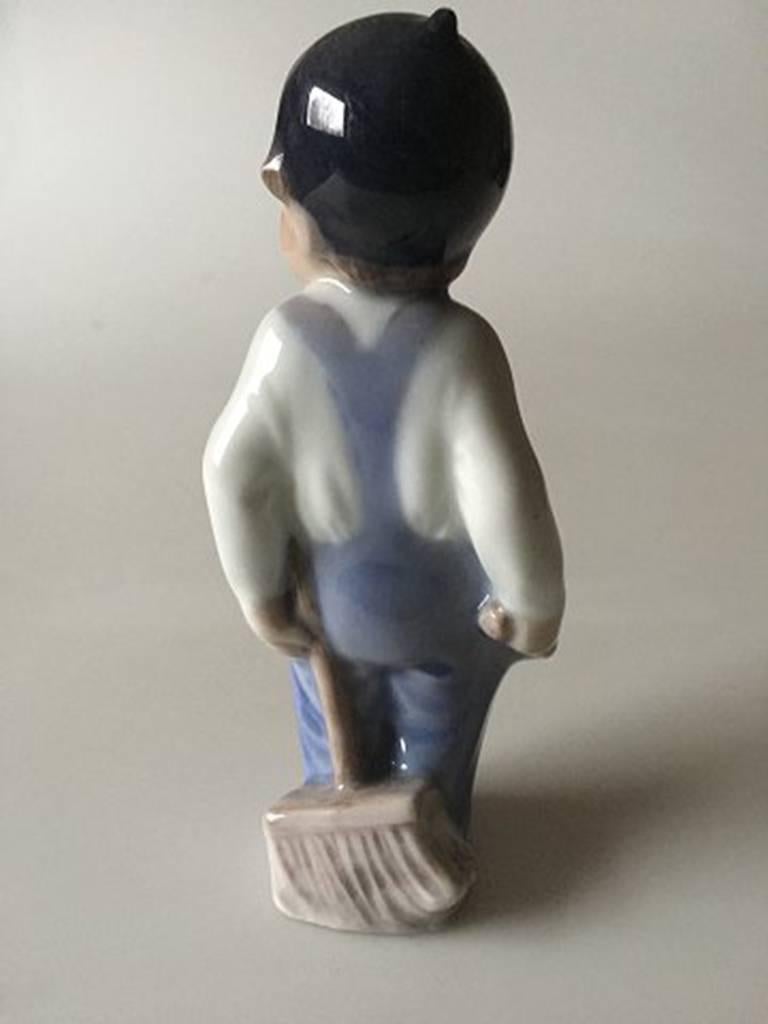 Royal Copenhagen figurine boy with broom #3250. Measures 12 cm and is in good condition.