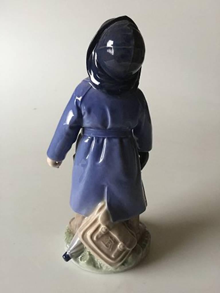 Art nouveau Figurine de garçon avec parapluie Royal Copenhagen n° 3556 en vente
