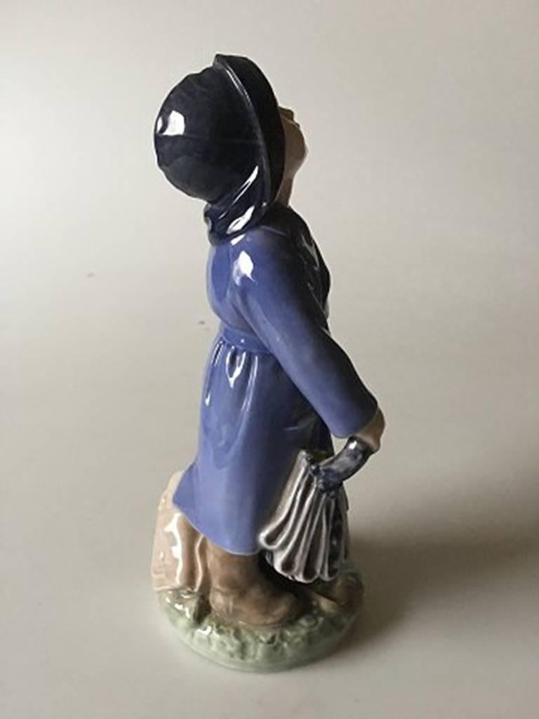 Danois Figurine de garçon avec parapluie Royal Copenhagen n° 3556 en vente