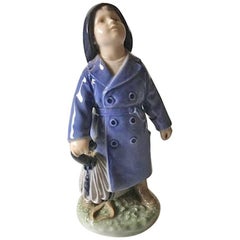 Figurine de garçon avec parapluie Royal Copenhagen n° 3556