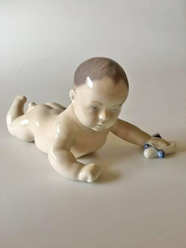 Royal Copenhagen figurine child, crawling No 1739. Measures: 6 cm / 2 23/64 in. high and is in good condition.