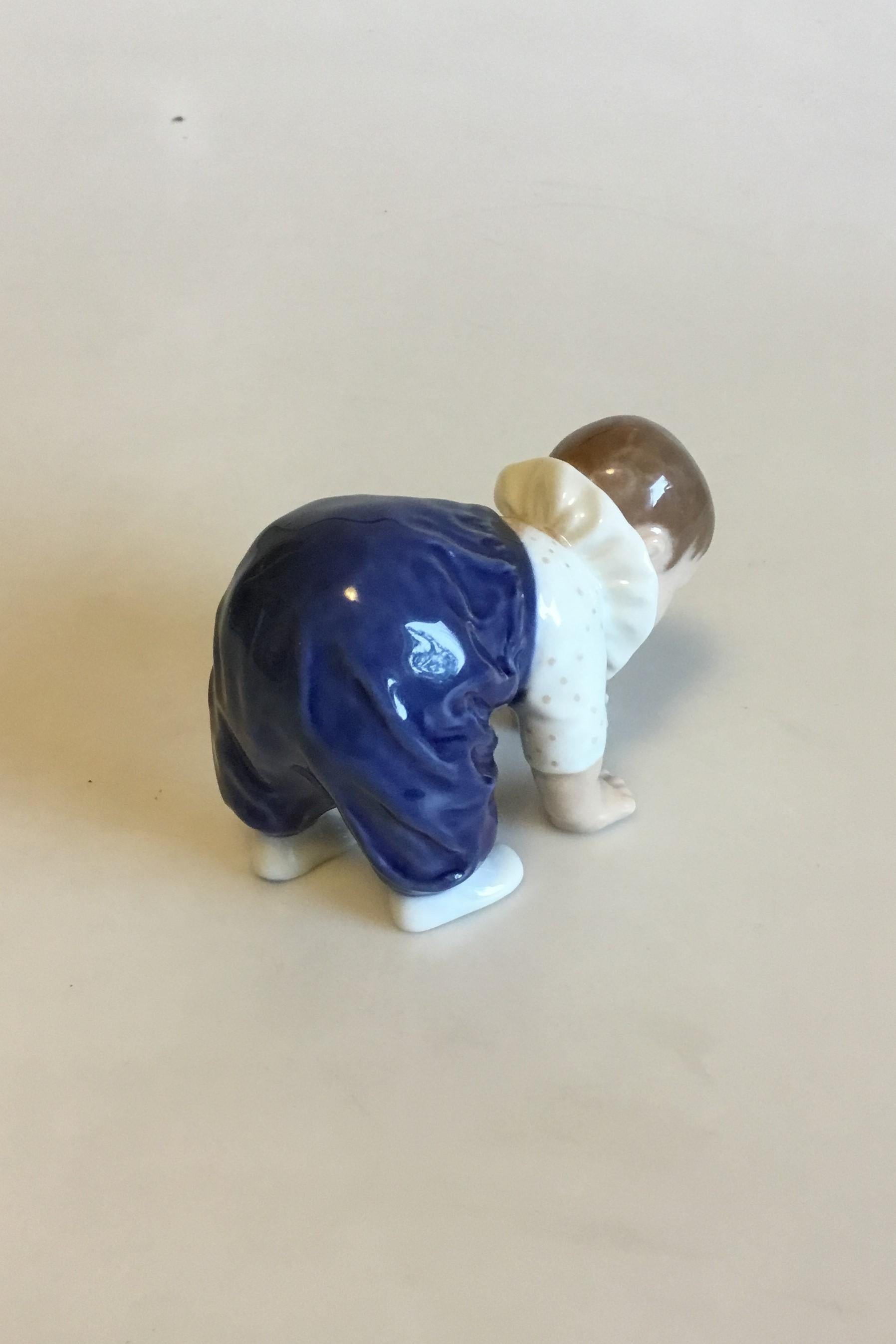 Royal Copenhagen figurine crawling child no 1518. Measures 7 cm / 2 3/4 in. And is in good condition. Designed by Else Sandholt.