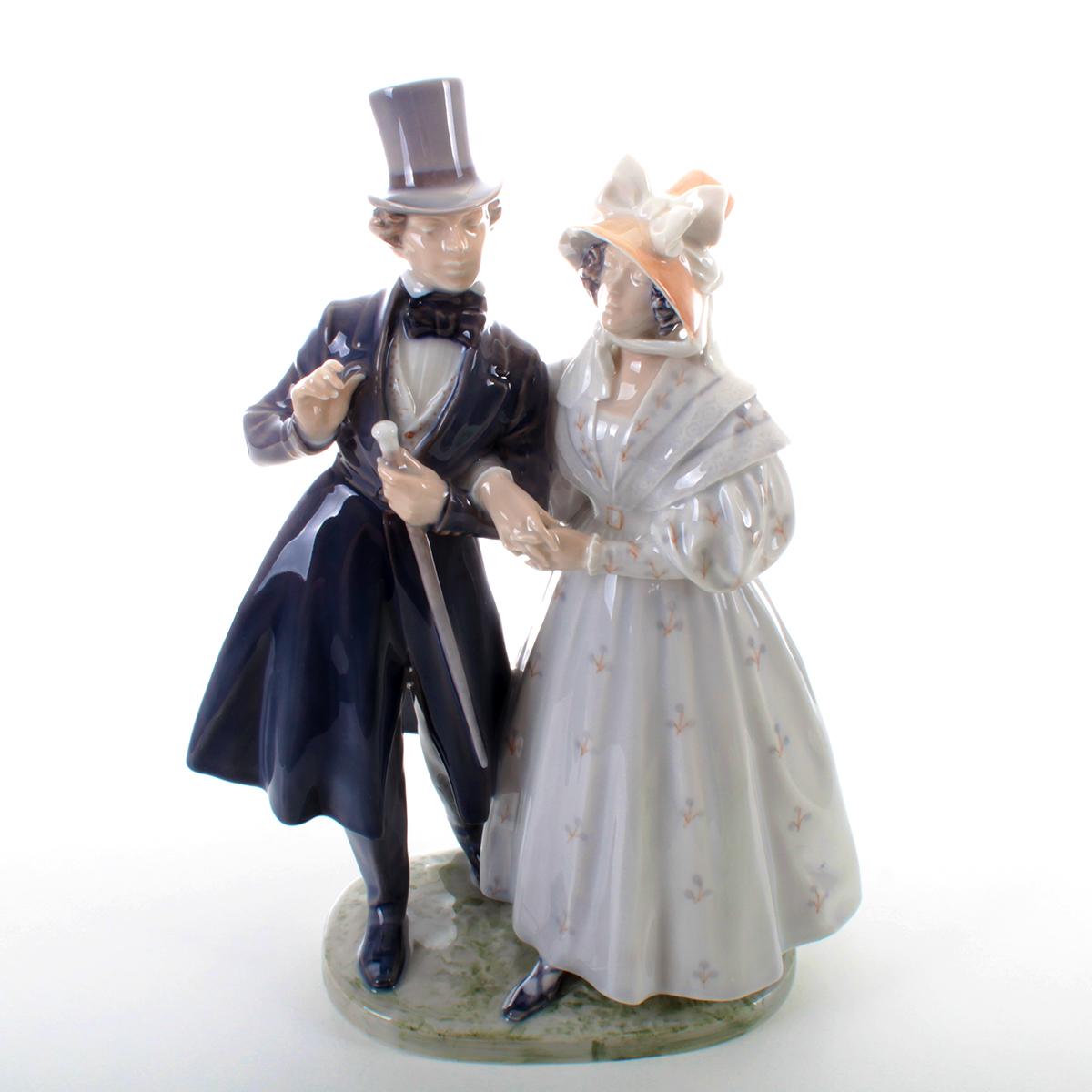 Evening Stroll at Tivoli Gardens figurine - porcelain figurine by Royal Copenhagen - beautiful and detailed porcelain figurine in pristine condition - grade A!

The figurine is modeled as a young couple enjoying an evening stroll at Tivoli