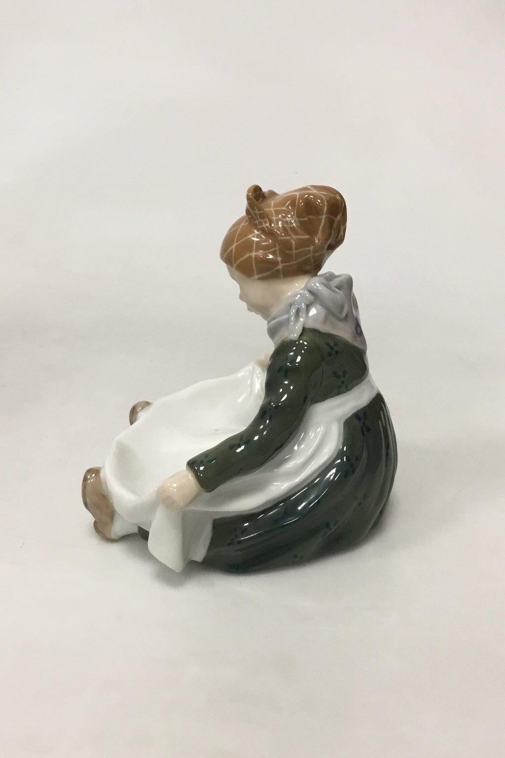 Figurita Royal Copenhagen niña fanø nº 1315. Diseñado por Lotte Benter y está en buen estado. 

Mide 13 cm (5 1/8 pulg.).