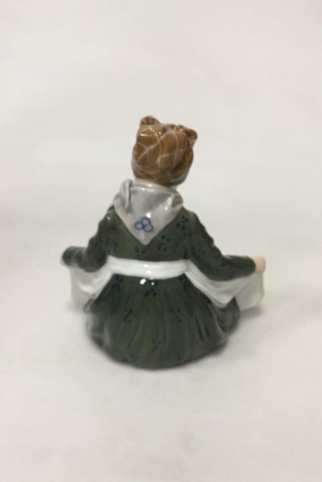 Royal Copenhagen Figurita Fanø Niña nº 1315 siglo XX en venta
