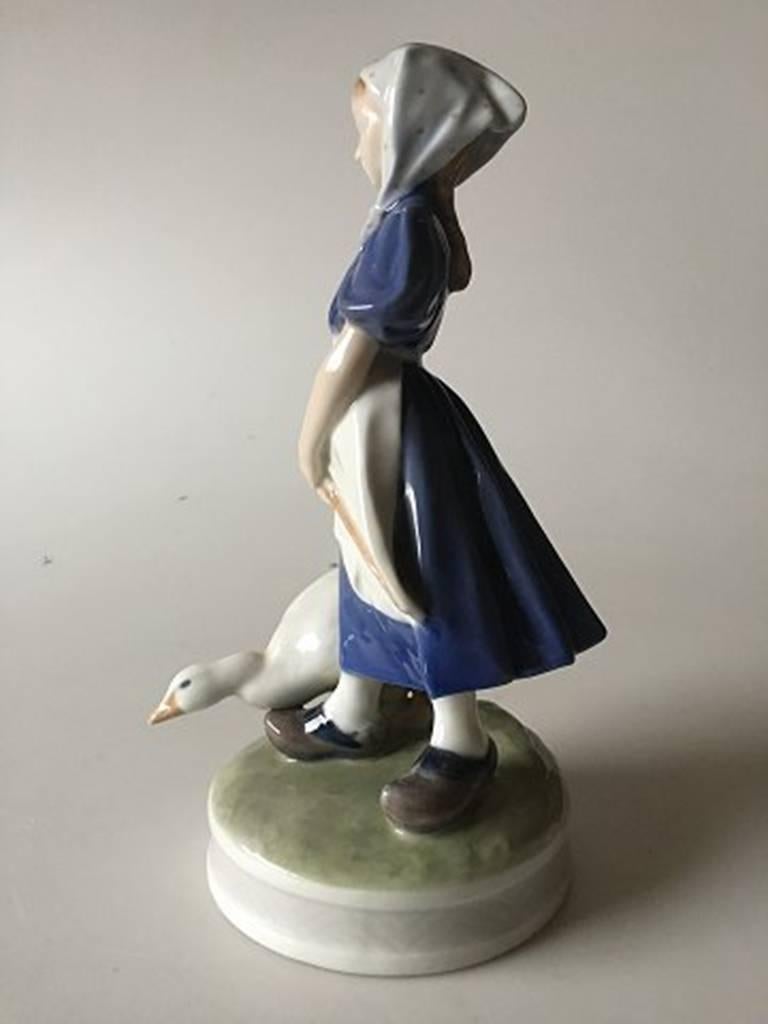 Figura Royal Copenhagen niña ganso nº 527. Mide 24cm y está en buen estado. Diseñado por Christian Thomsen.