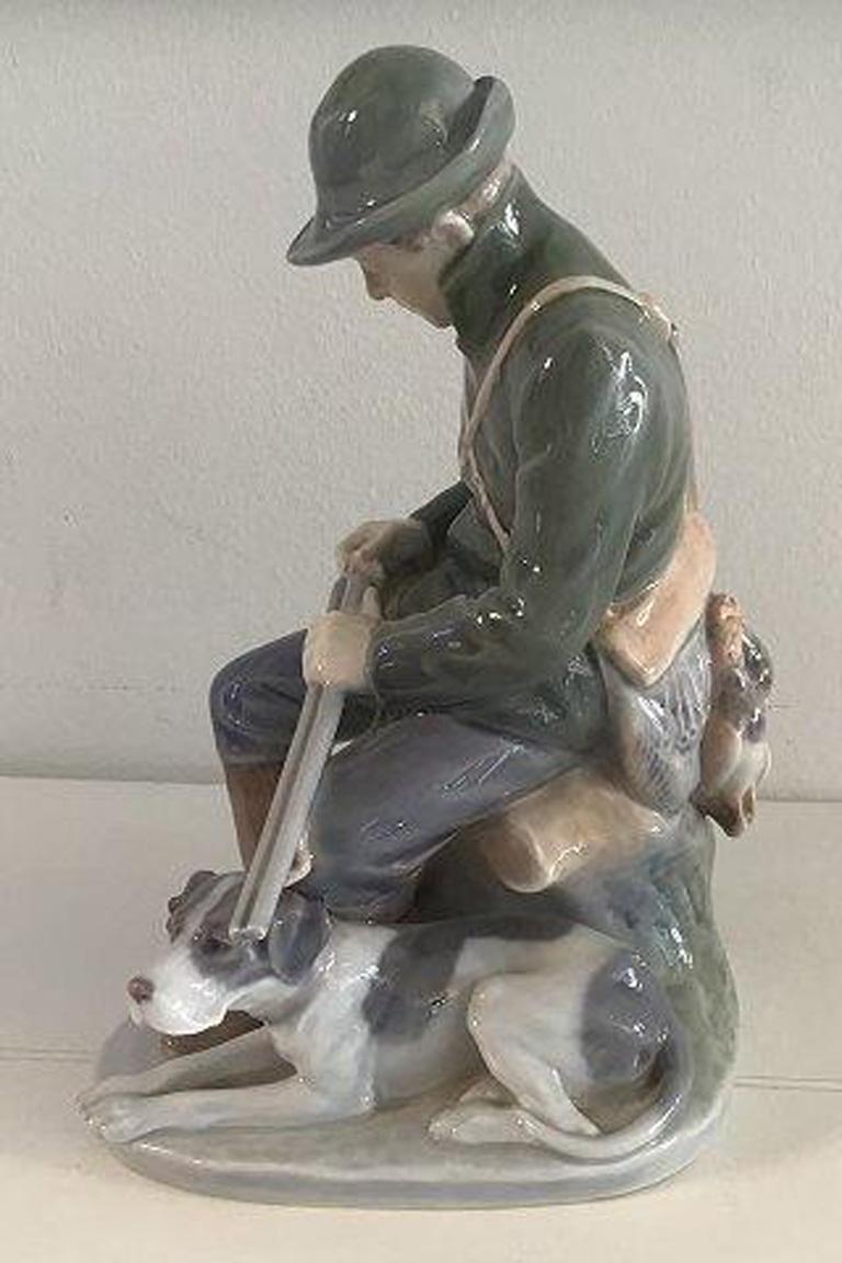 Royal Copenhagen figurine hunter with dog no 1087. 

Measures 20cm x 10cm (7.87 in x 3.93 in). 

Designed by Christian Thomsen.
 