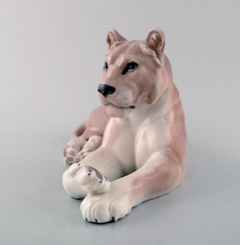 Royal Copenhagen. Figurine en porcelaine, lionne.
Décoration numéro 804.
En parfait état. 1ère qualité d'usine.
Mesures : 32.5 cm x 15 cm.