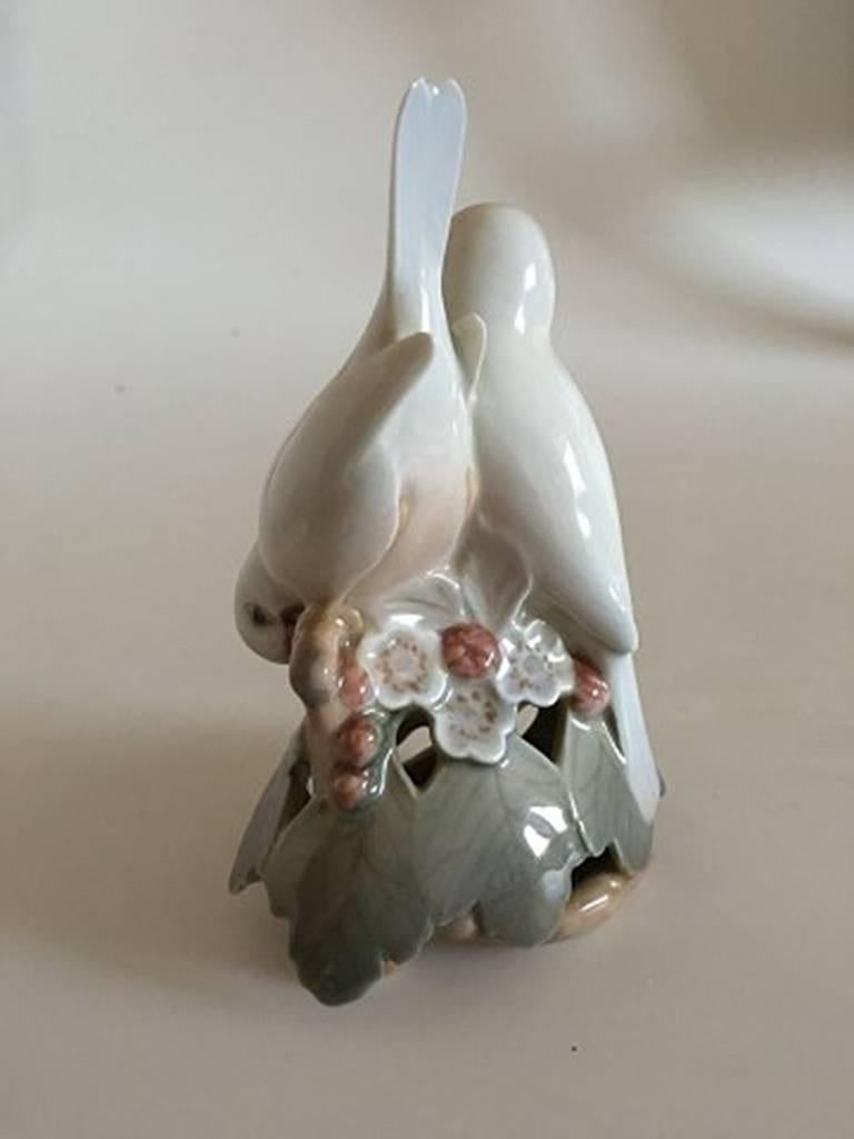 Royal Copenhagen figurine lovebirds #402. Measures: 14cm and is in good condition. Designed by Theodor Madsen in 1902. First quality.