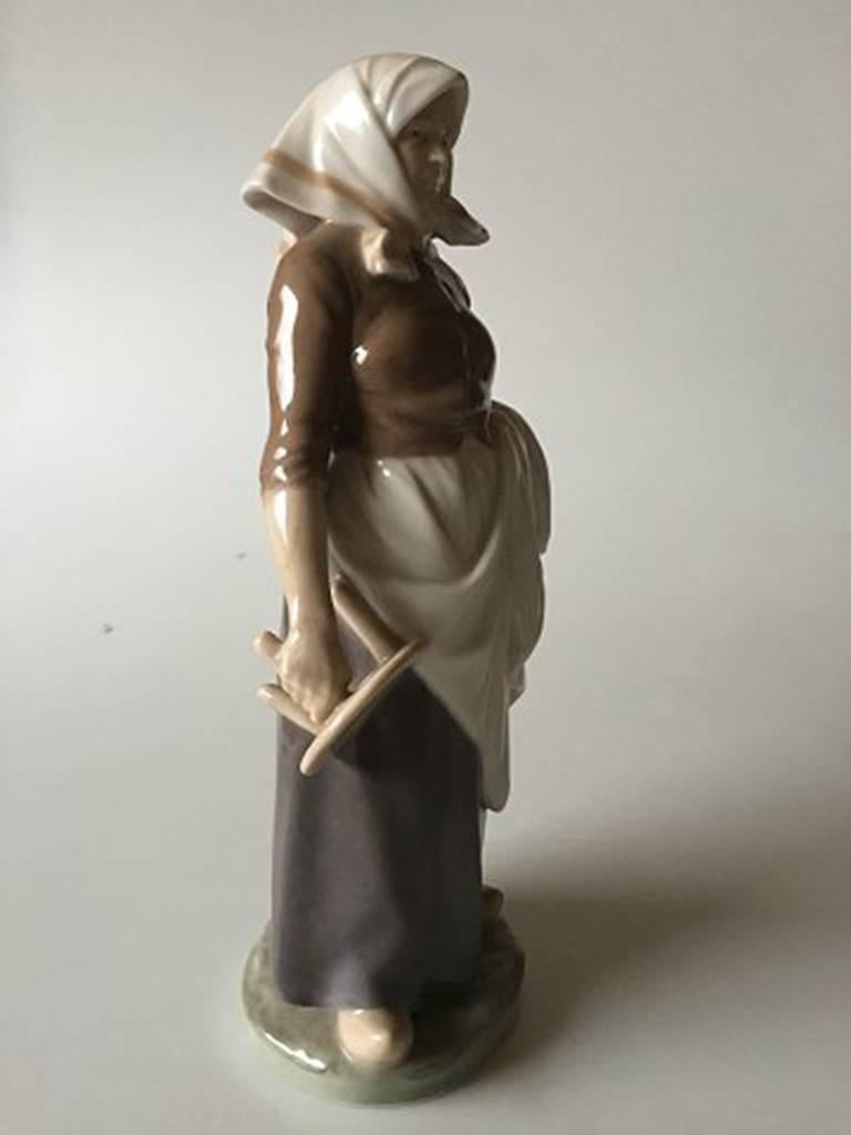 Royal Copenhagen Figurine Milk Maid #899. Measures 29cm x 15cm and is in good condition. Designed by Christian Thomsen.