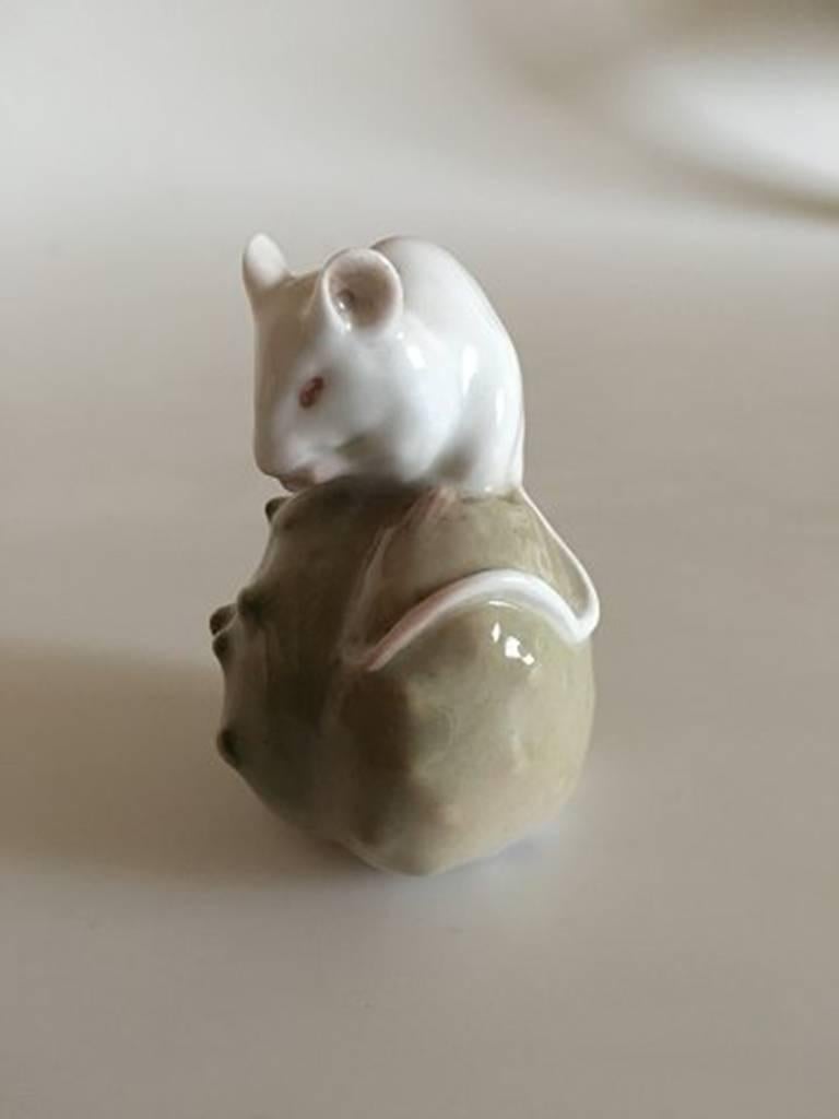 Royal Copenhagen Figurine Mouse on Nut #511. Measures 7cm / 2 3/4 in. and is in good condition. Designed by Erik Nielsen.

With old marks from before 1900.