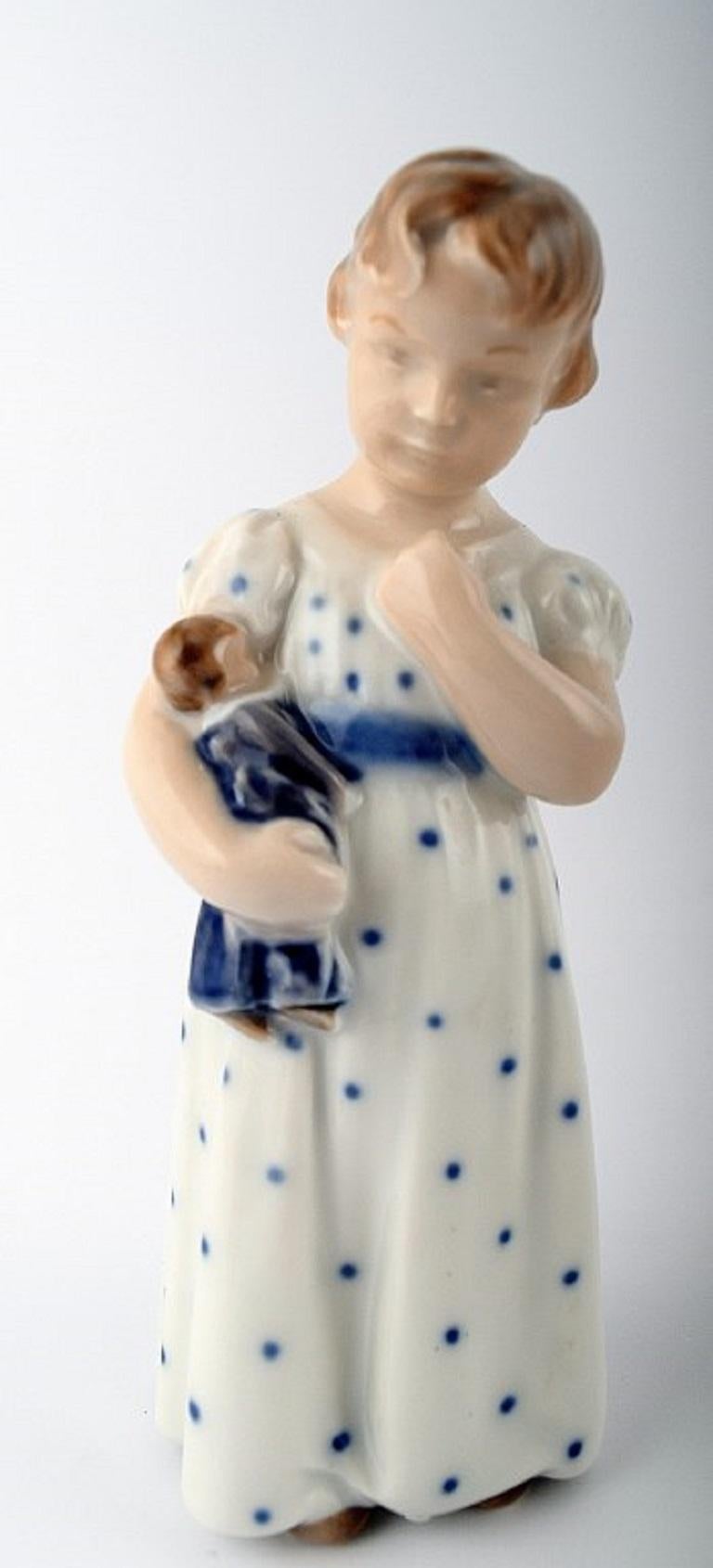 Königliche Kopenhagener Figur Nr. 3539, Mädchen mit Puppe, Royal Copenhagen (Dänisch) im Angebot