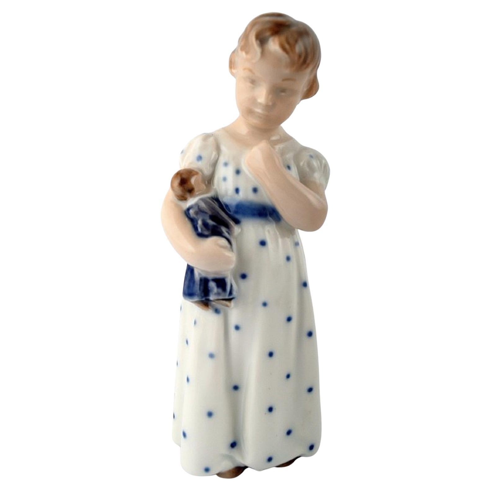 Königliche Kopenhagener Figur Nr. 3539, Mädchen mit Puppe, Royal Copenhagen im Angebot