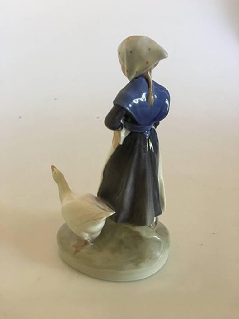 Royal Copenhagen Figur Nr. 528. Mädchen mit Gans. Maße: 18 cm H. In schönem Gesamtzustand.