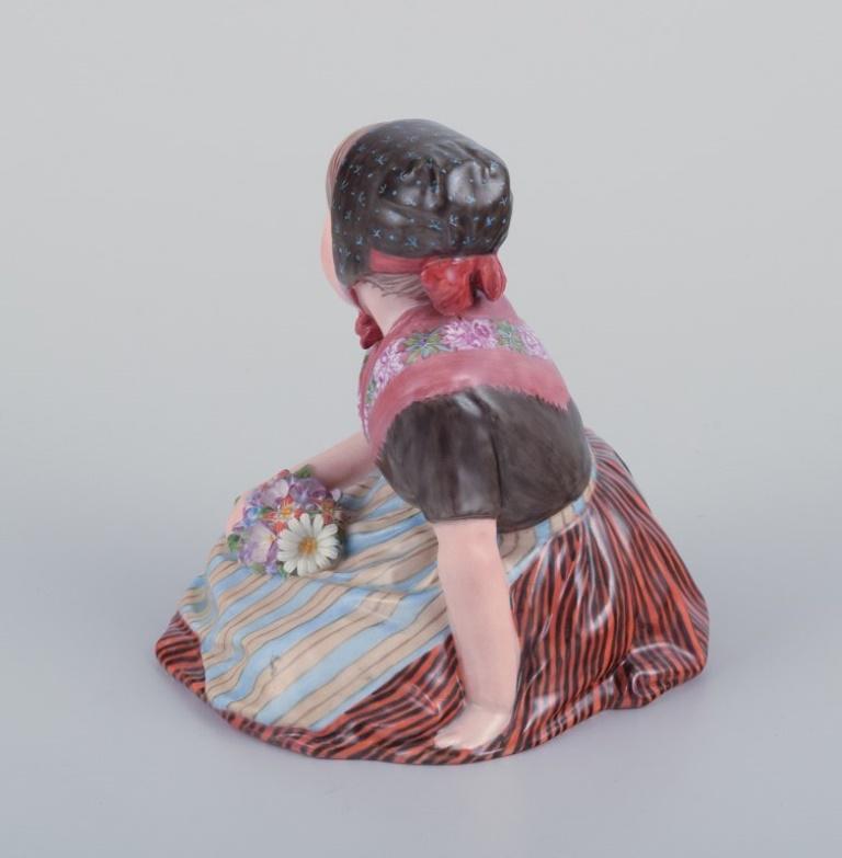 Smaltato Royal Copenhagen, statuetta di una ragazza in abito regionale delle Isole Faroe in vendita