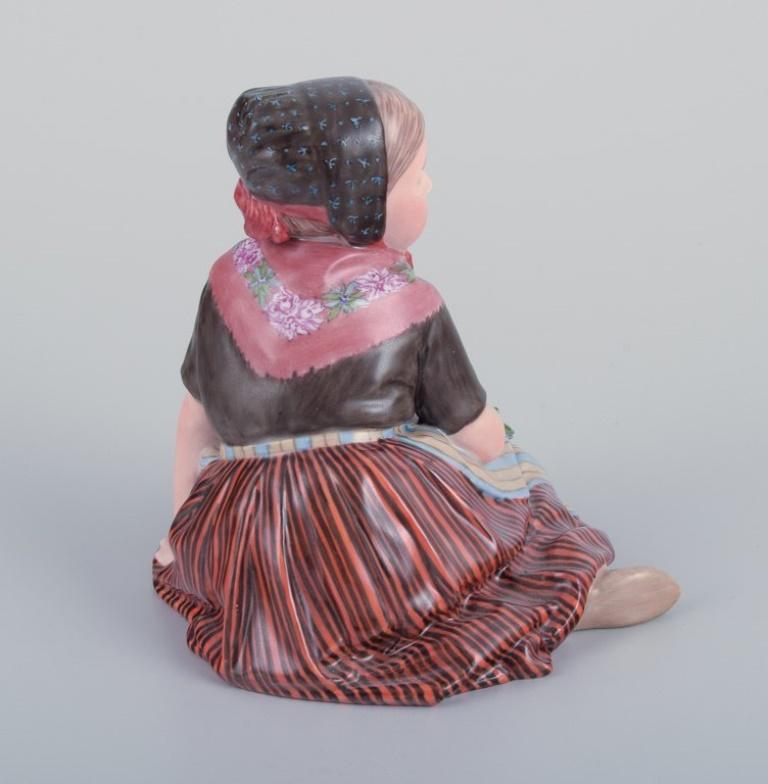 Metà XX secolo Royal Copenhagen, statuetta di una ragazza in abito regionale delle Isole Faroe in vendita