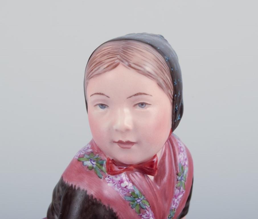 Porcellana Royal Copenhagen, statuetta di una ragazza in abito regionale delle Isole Faroe in vendita