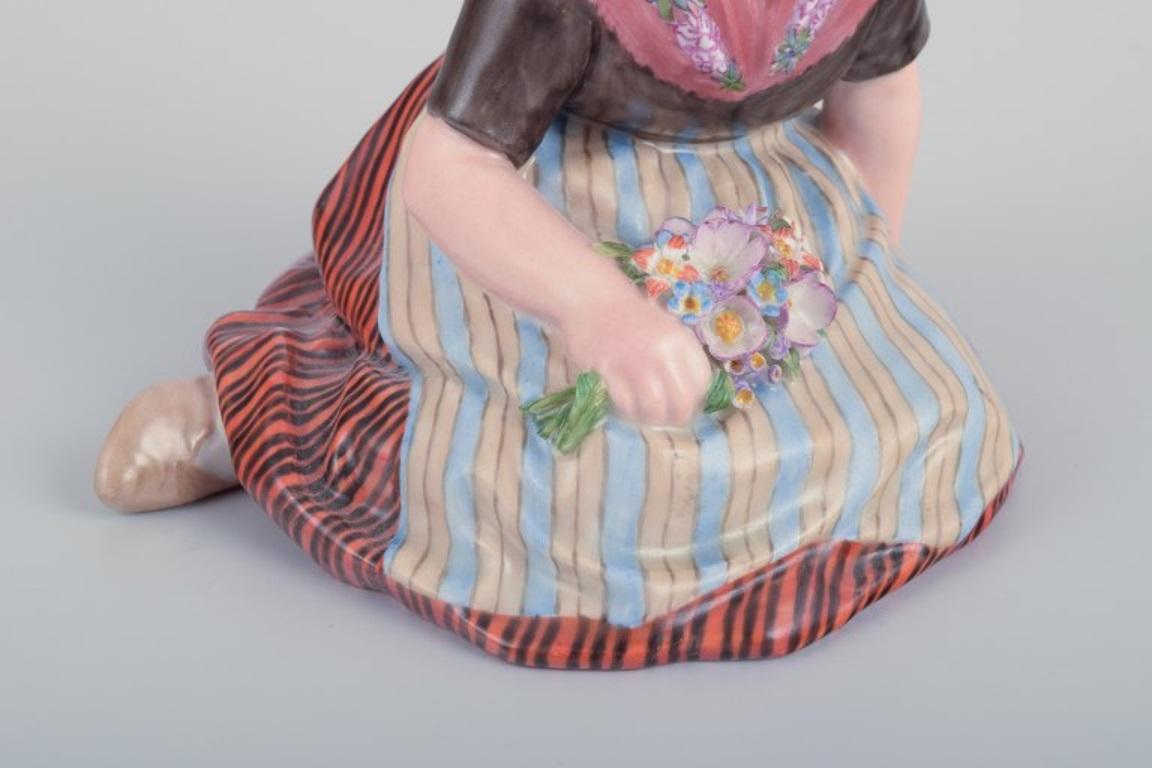 Royal Copenhagen, statuetta di una ragazza in abito regionale delle Isole Faroe in vendita 1