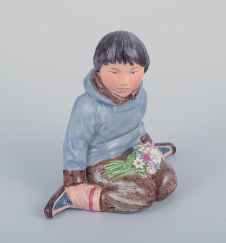 Danese Royal Copenhagen, statuetta di un ragazzo groenlandese con fiori, anni '30 in vendita