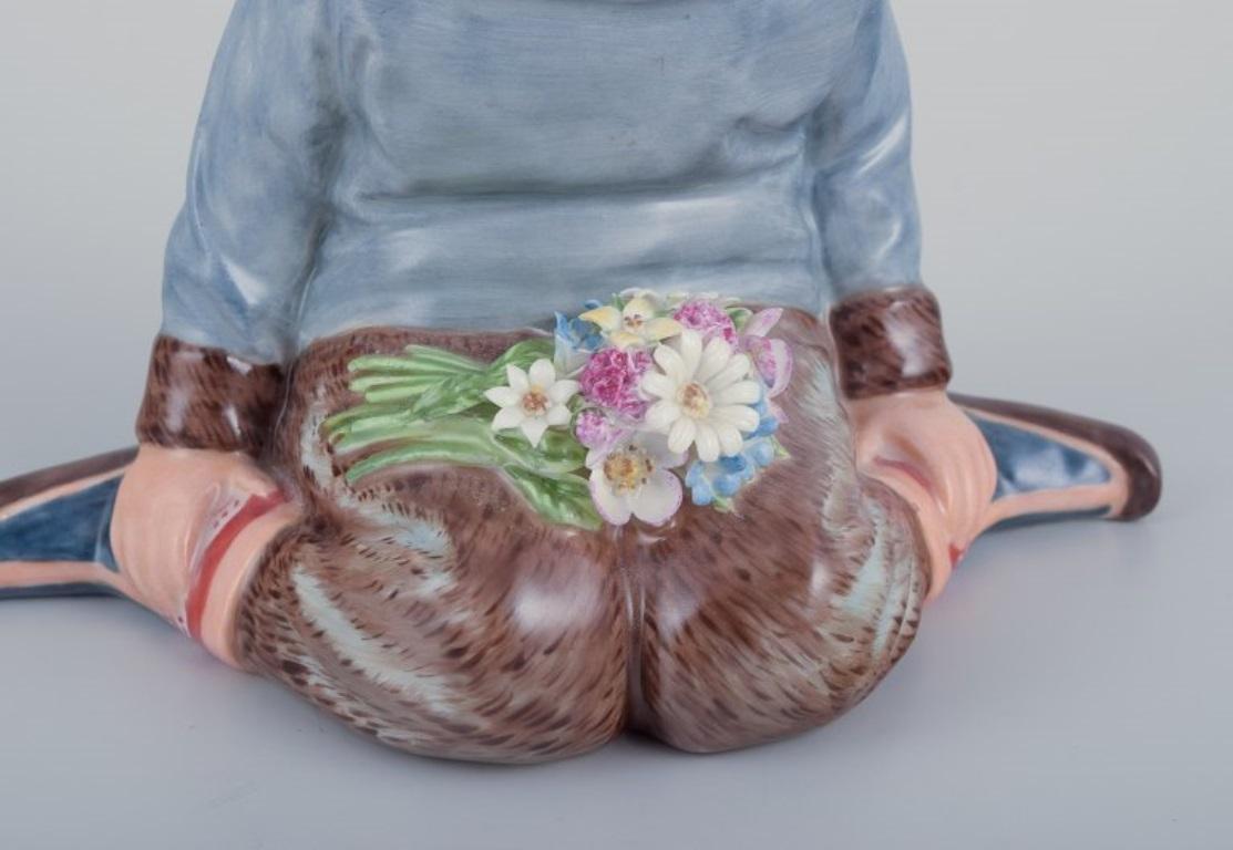 Porcellana Royal Copenhagen, statuetta di un ragazzo groenlandese con fiori, anni '30 in vendita