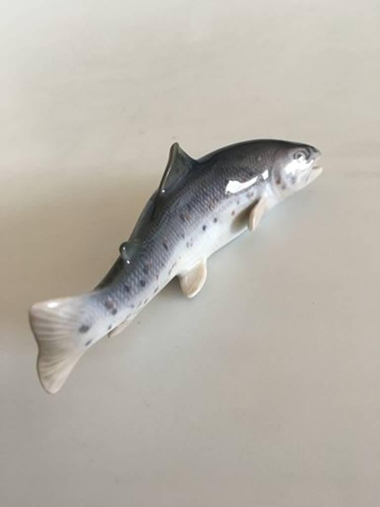 Royal Copenhagen figurine of salmon #1602. Measures: 12 cm L (4 23/32 in). In great condition, without any reparations to it.