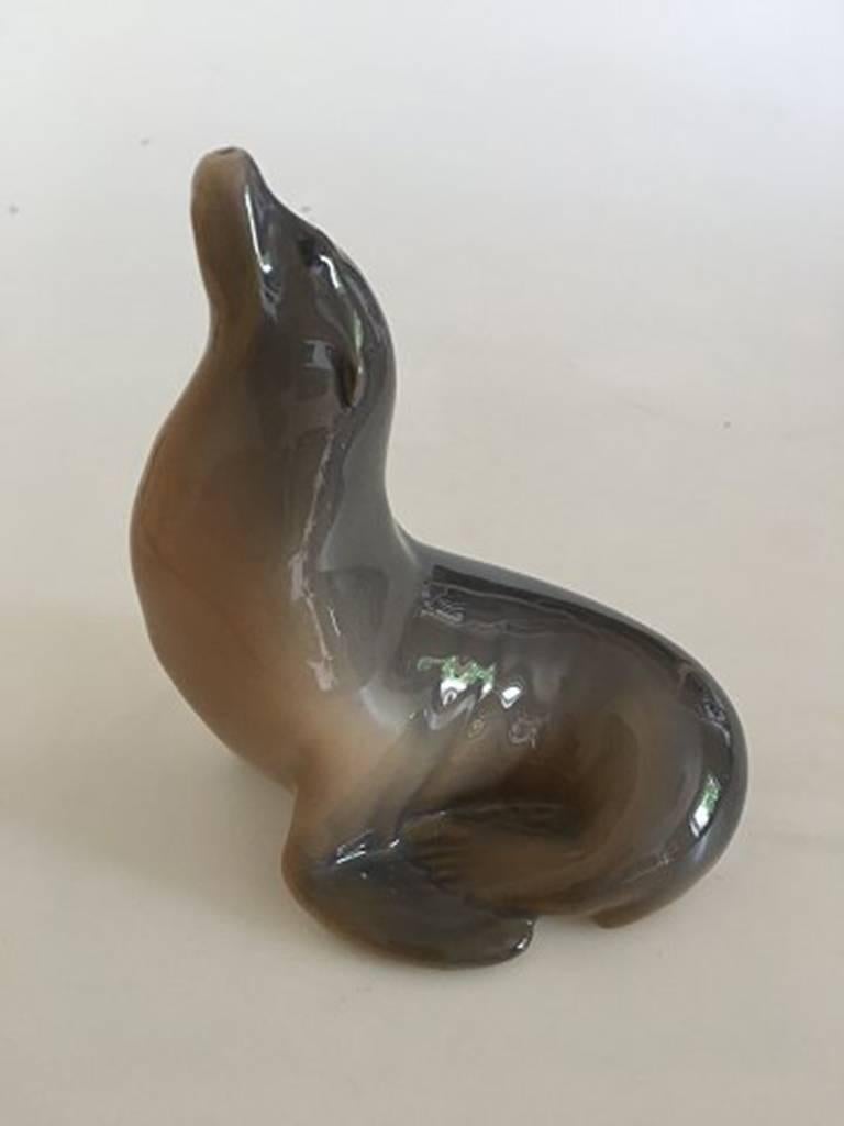 Figurine d'otarie de Royal Copenhagen n° 1441. Mesures : 12 cm H (4 23/32 pouces). En bon état. De 1889 à 1922.