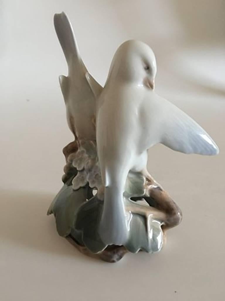 Figurine de deux colombes de Royal Copenhagen #402. Deuxième qualité. En parfait état. Mesures : 13,5 cm de haut (5 5/16 in.).