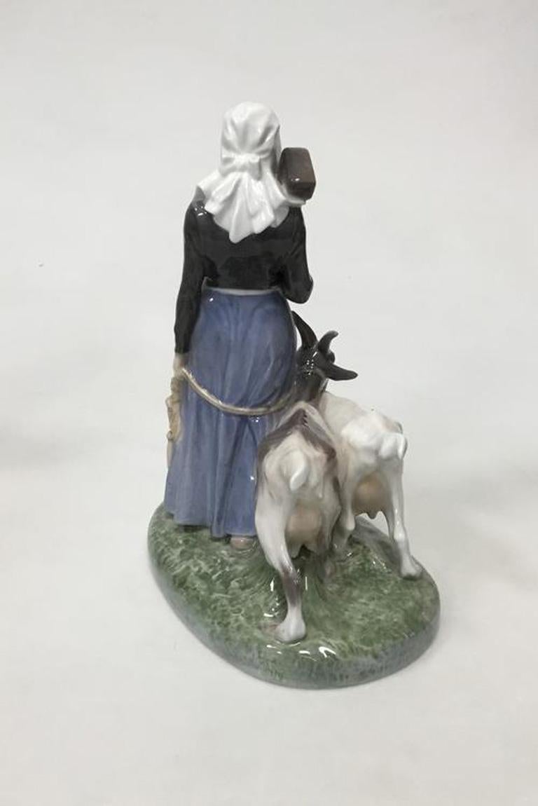 Statuetta Royal Copenhagen di donna con capre n. 694. 

Misura 22 cm (8 21/32 pollici).
  