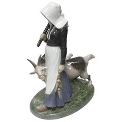 Figurina di donna con capre di Royal Copenhagen n. 694