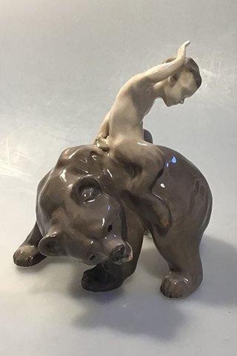 Royal Copenhagen: statuetta pan/faun su orso n. 976. 

Misura 19 cm (7 ½ in). 

Prima qualità.
