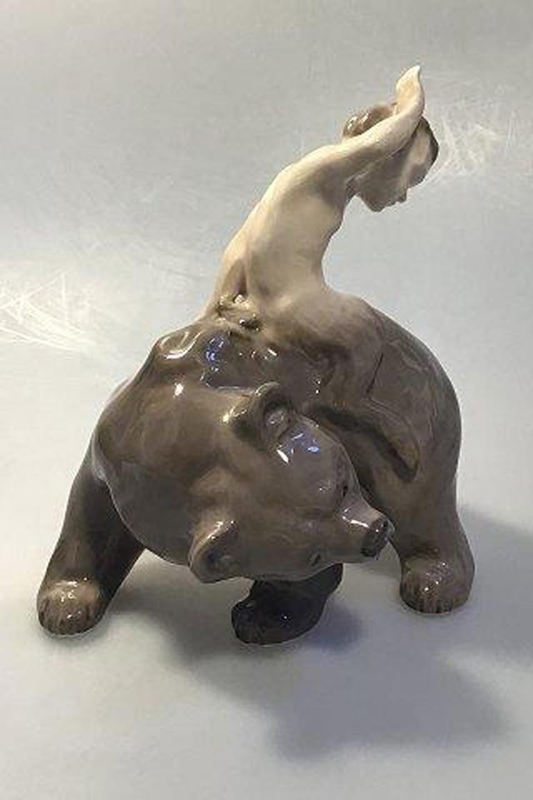 Porcellana Figurina Royal Copenhagen Pan/Fauno su orso n. 976 in vendita