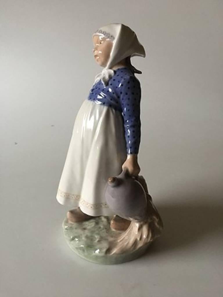 Royal Copenhagen Figurine Peasant Girl with Lunch #815. Measures 22cm and is in good condition. Designed by Christian Thomsen.