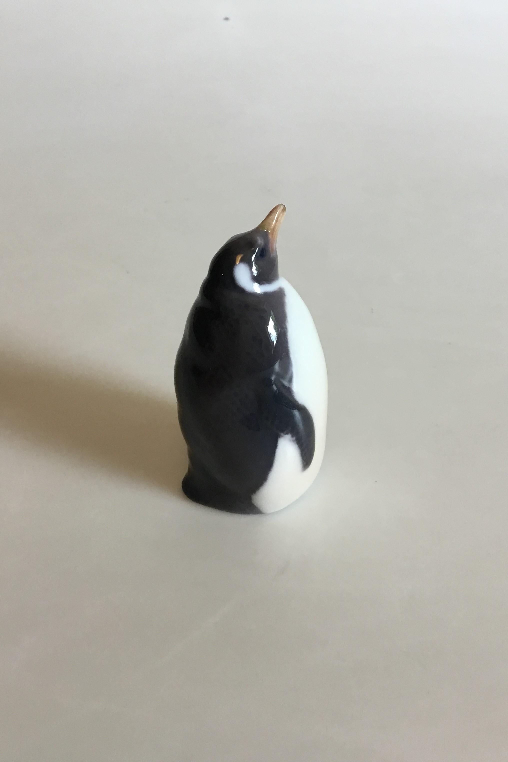 Royal Copenhagen Figurine Pinguin No 3003. Measures 7 cm / 2 3/4 in. and is in good condition. Designed by Theodor Madsen.
