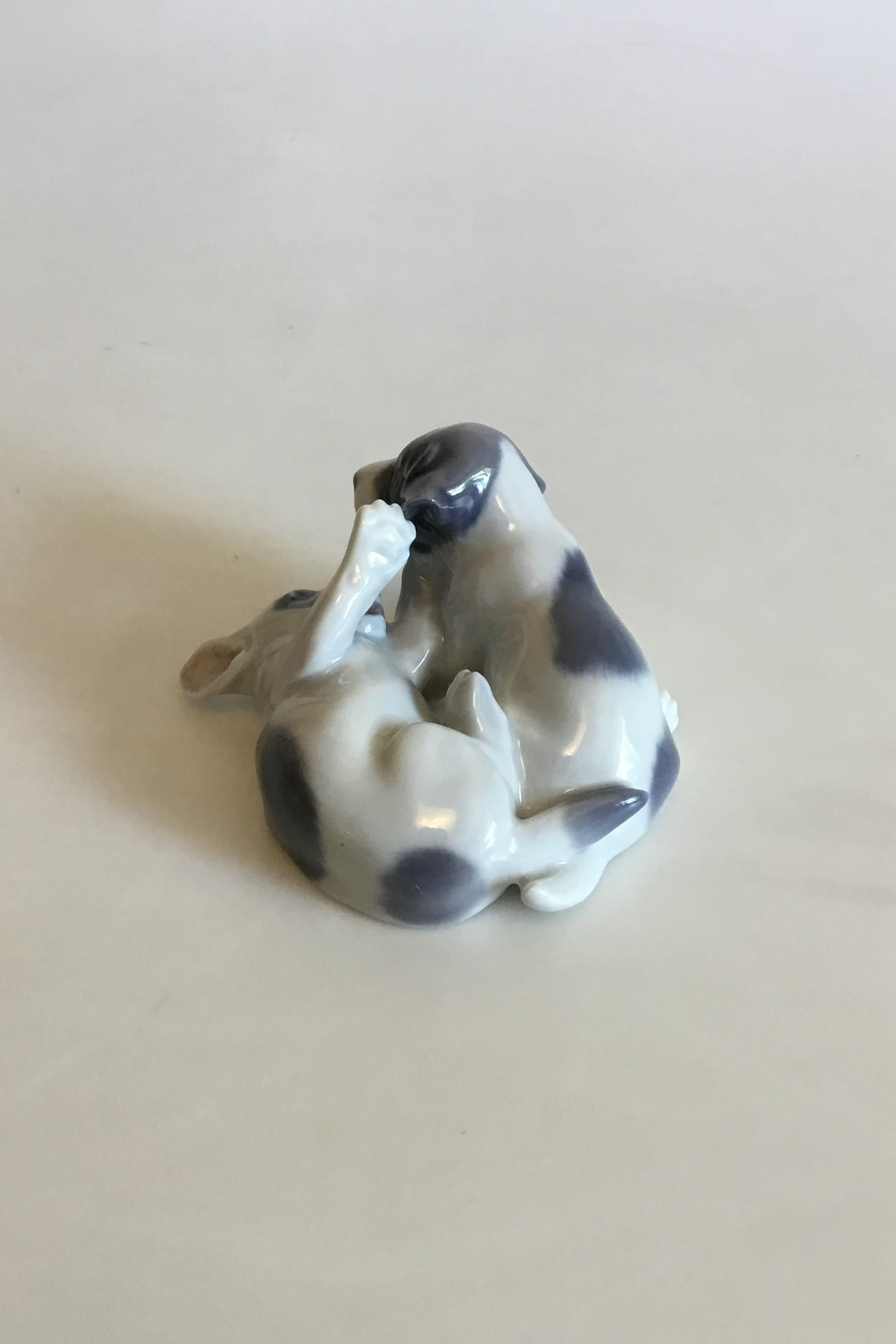 Royal Copenhagen figurine pointer Puppies Playing No 453. Measures: 9 cm / 3 35/64 in. and is in good condition. Designed by Erik Nielsen.