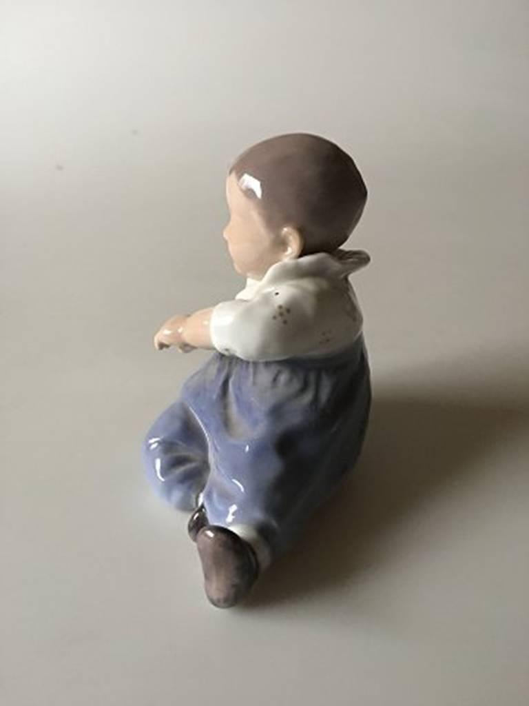 Art nouveau Figurine d'enfant assise Royal Copenhagen n° 1517 en vente