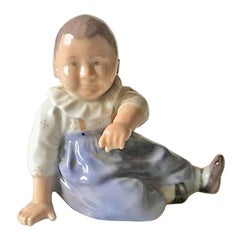 Figurine d'enfant assise Royal Copenhagen n° 1517